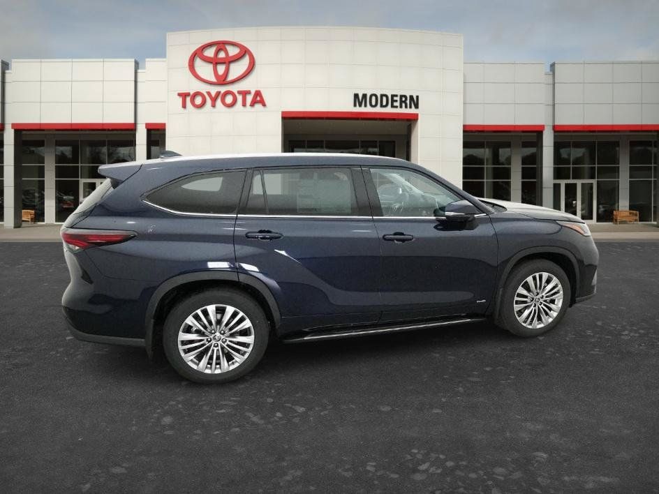 New 2026 Toyota Highlander Platinum AWD/4WD image 2