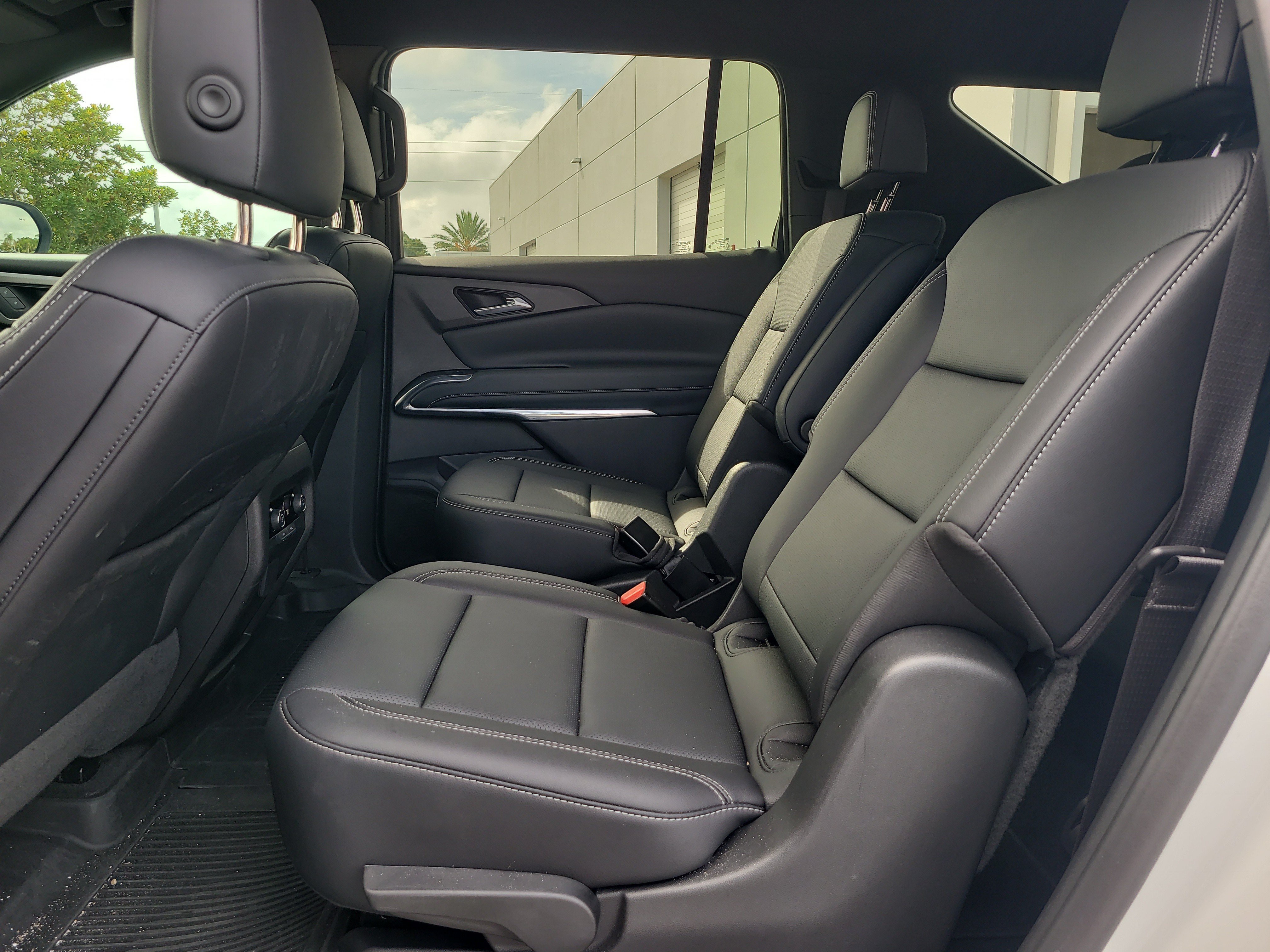Used 2025 Chevrolet Traverse LT w/ Driver Confidence Package FWD image 11