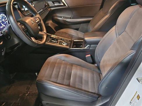 Used 2023 Mitsubishi Outlander SE image 16