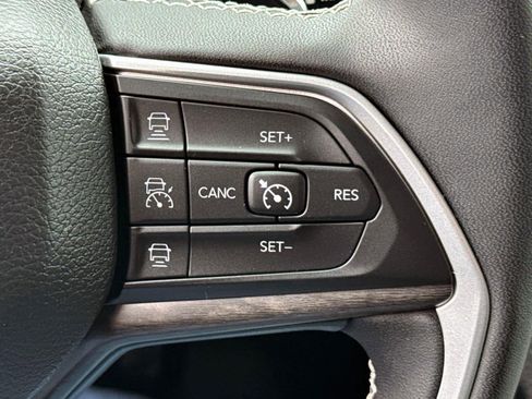 Used 2024 Jeep Grand Cherokee Limited w/ Black Appearance Package image 23