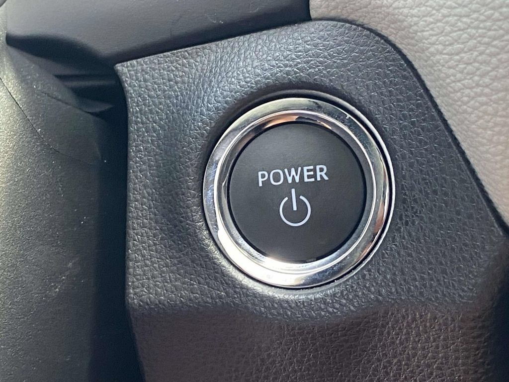 Used 2025 Toyota RAV4 XLE AWD/4WD image 30