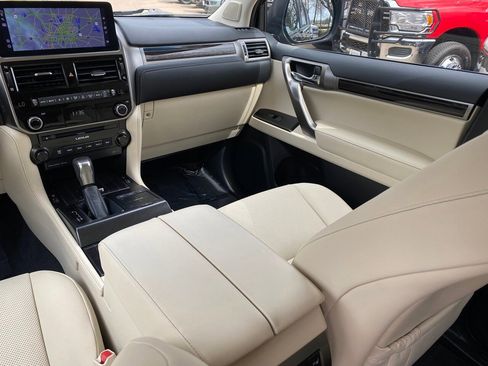 Used 2023 Lexus GX 460 Premium w/ Premium Package image 18
