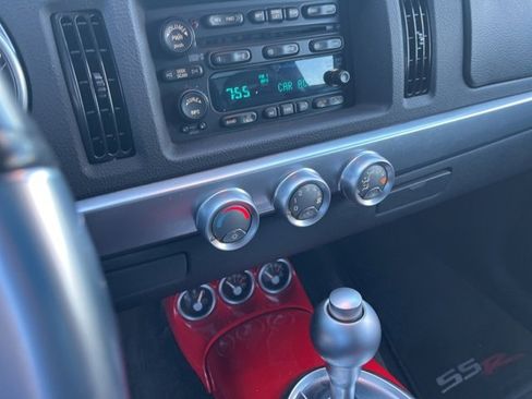 Used 2005 Chevrolet SSR w/ Preferred Equipment Group image 22