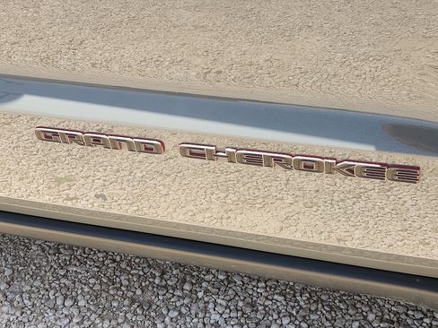 Used 2021 Jeep Grand Cherokee Trailhawk image 8