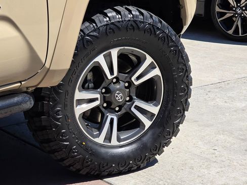 Used 2017 Toyota Tacoma TRD Sport w/ Tow Package image 13