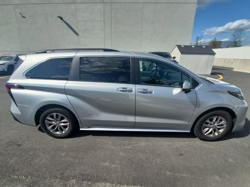 Used 2023 Toyota Sienna XLE FWD image 4