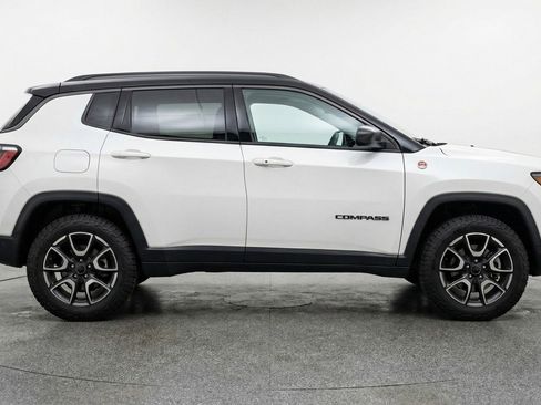 Used 2025 Jeep Compass Trailhawk image 11