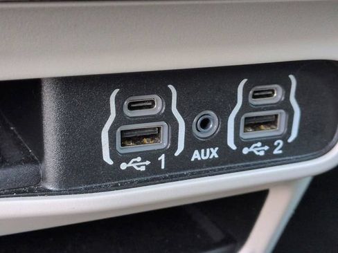 Used 2024 Chrysler Pacifica Limited FWD image 23