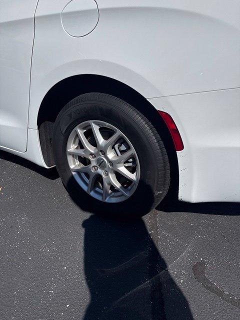 Used 2025 Chrysler Pacifica Select FWD image 9