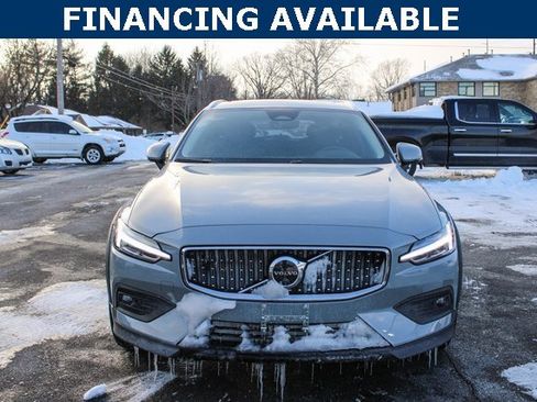 Used 2025 Volvo V60 B5 Cross Country Plus image 3