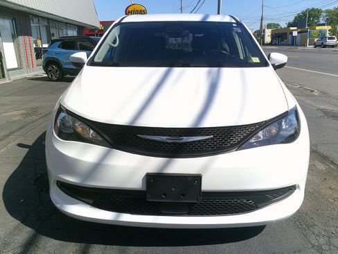Used 2023 Chrysler Voyager LX FWD image 3