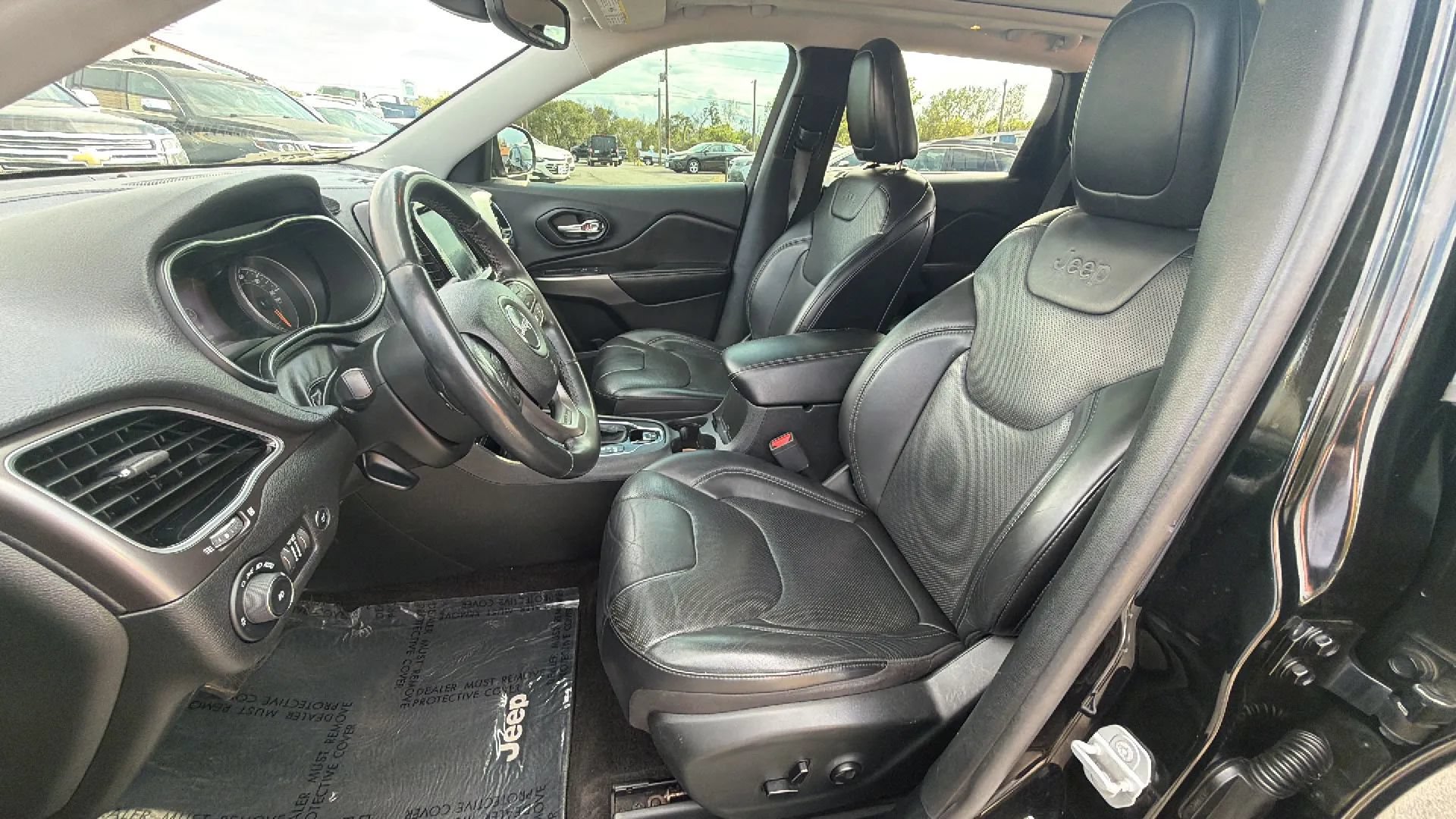 Used 2019 Jeep Cherokee Limited w/ Luxury Group AWD/4WD image 2