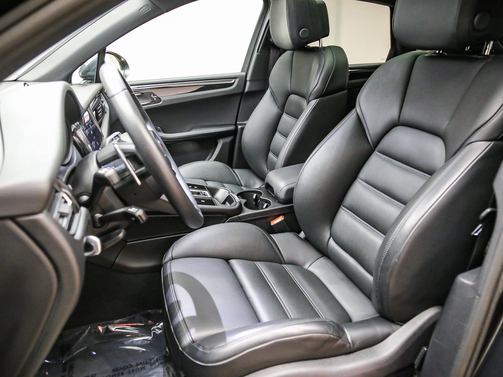 Certified 2026 Porsche Macan AWD/4WD image 5