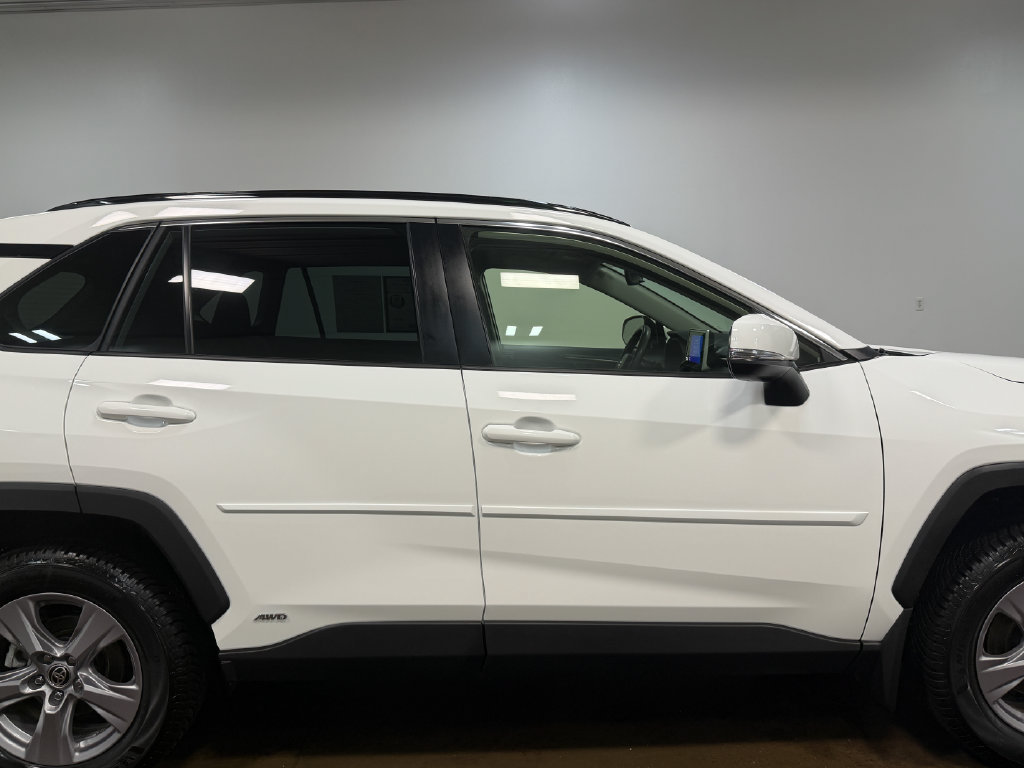 Used 2025 Toyota RAV4 XLE AWD/4WD image 32