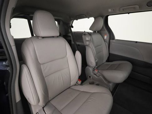 Used 2018 Toyota Sienna XLE w/ Carpet Mat Package image 21