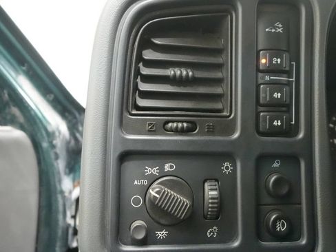 Used 2004 Chevrolet Silverado 2500 LS w/ Skid Plate Package AWD/4WD image 28
