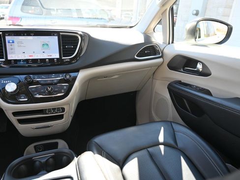 Used 2023 Chrysler Pacifica Touring-L image 13