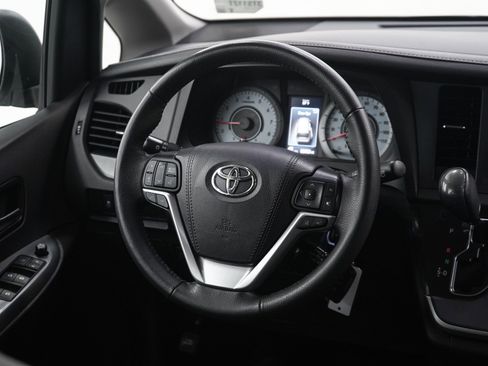 Used 2020 Toyota Sienna SE w/ Carpet Mat Package FWD image 15
