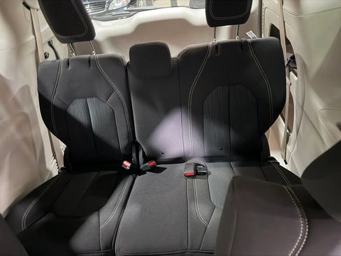 Used 2020 Chrysler Voyager LX FWD image 27