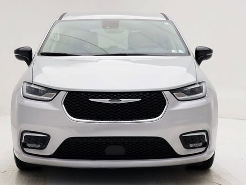 Used 2024 Chrysler Pacifica Touring-L image 4