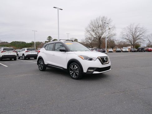 Used 2019 Nissan Kicks SR w/ Exterior Package image 2