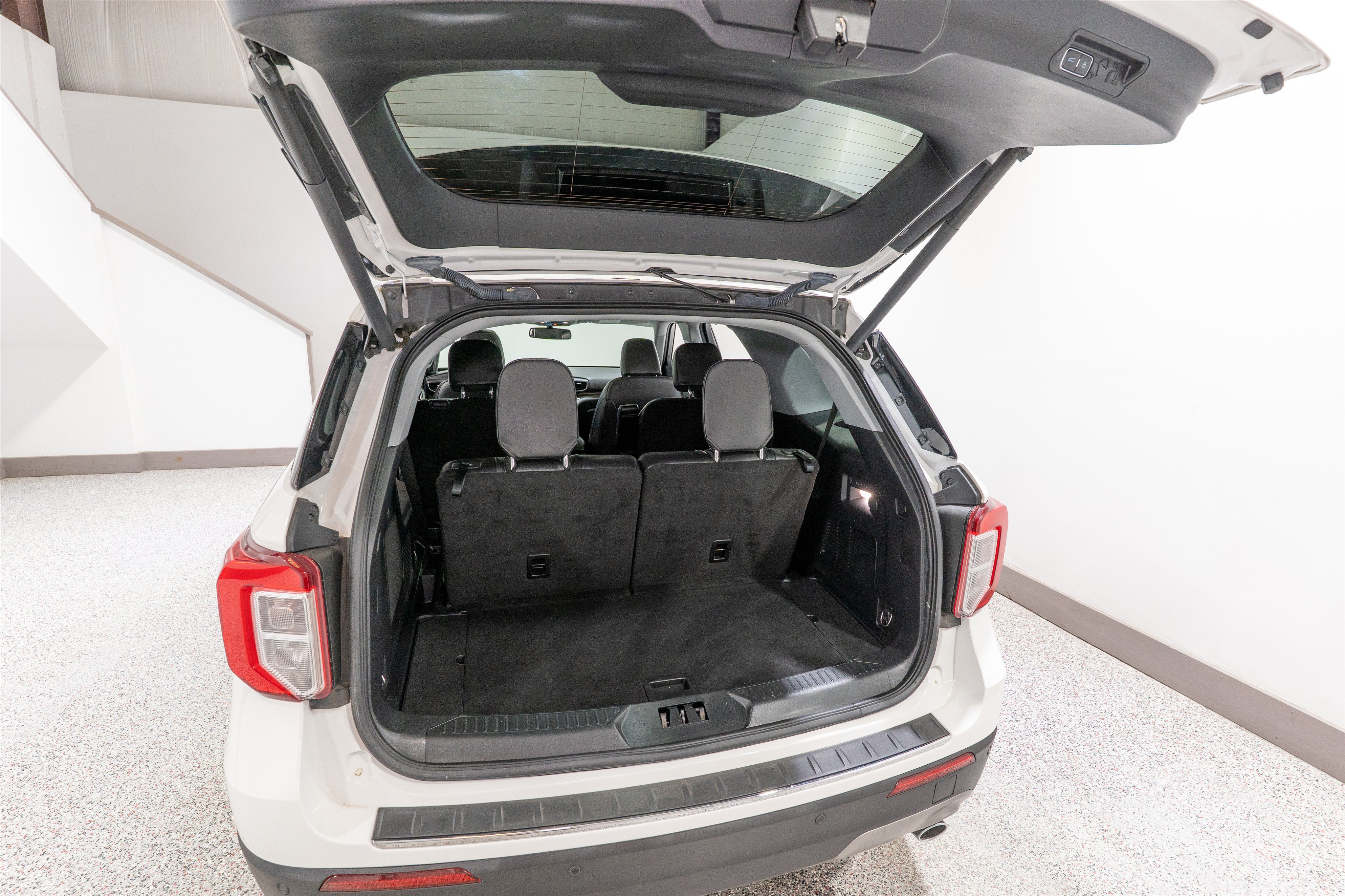 Used 2023 Ford Explorer Limited w/ Limited Technology Package RWD image 34