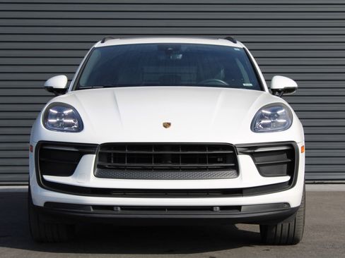 Certified 2022 Porsche Macan image 7