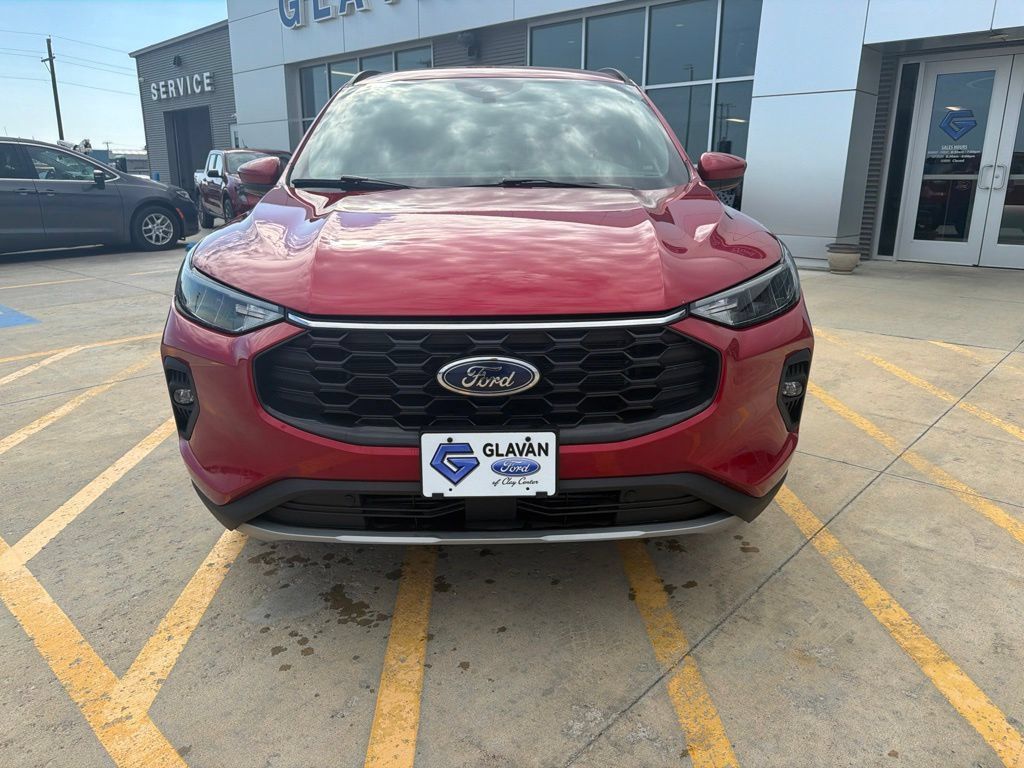 Used 2025 Ford Escape ST-Line Select AWD/4WD image 2