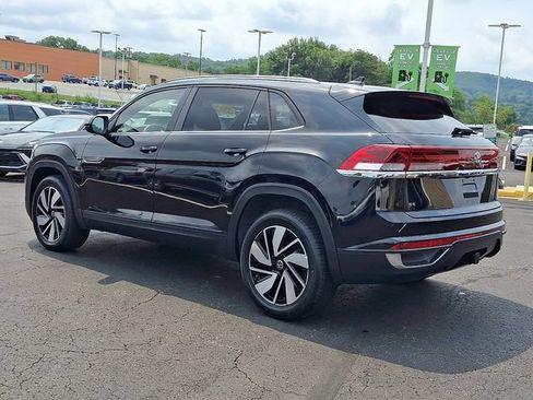 Used 2024 Volkswagen Atlas Cross Sport SE w/ Panoramic Sunroof Package FWD image 4