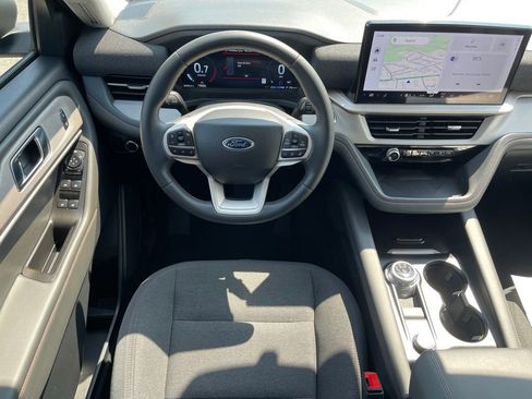 Used 2025 Ford Explorer Active AWD/4WD image 5