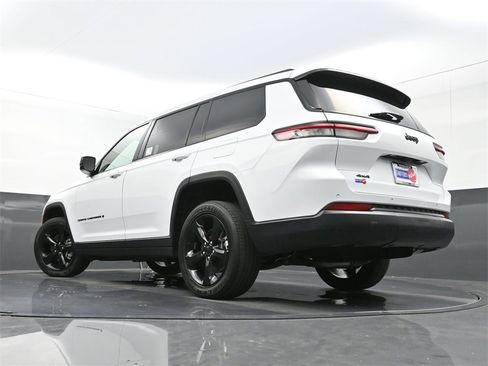 Used 2023 Jeep Grand Cherokee L Altitude image 32