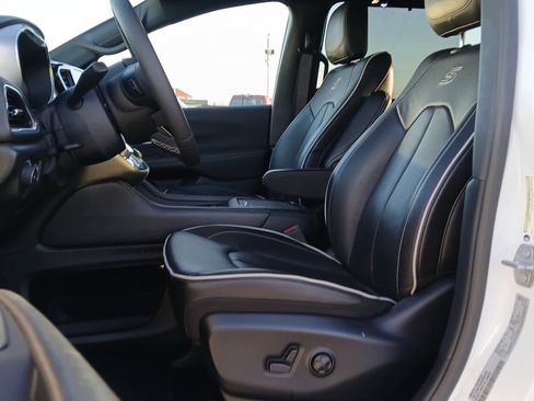 Used 2025 Chrysler Pacifica Limited image 17