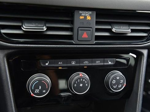 Used 2023 Volkswagen Taos SE w/ Panoramic Sunroof Package image 14