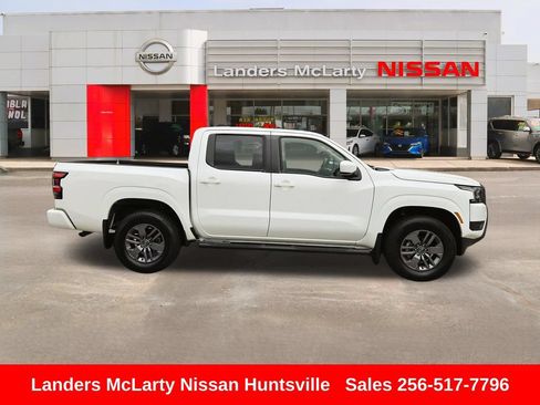 Used 2025 Nissan Frontier SV AWD/4WD image 2