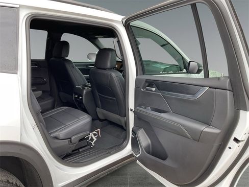 Used 2024 GMC Acadia Elevation image 12