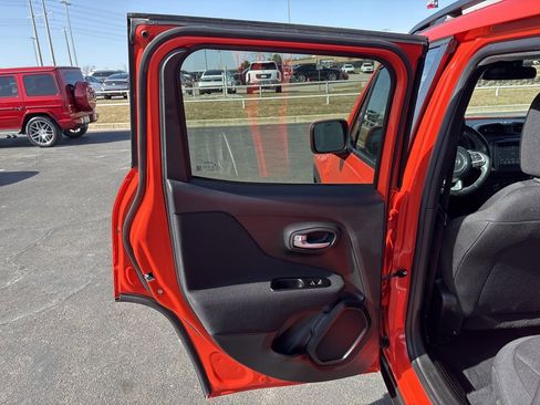 Used 2020 Jeep Renegade Latitude w/ Cold Weather Group image 24