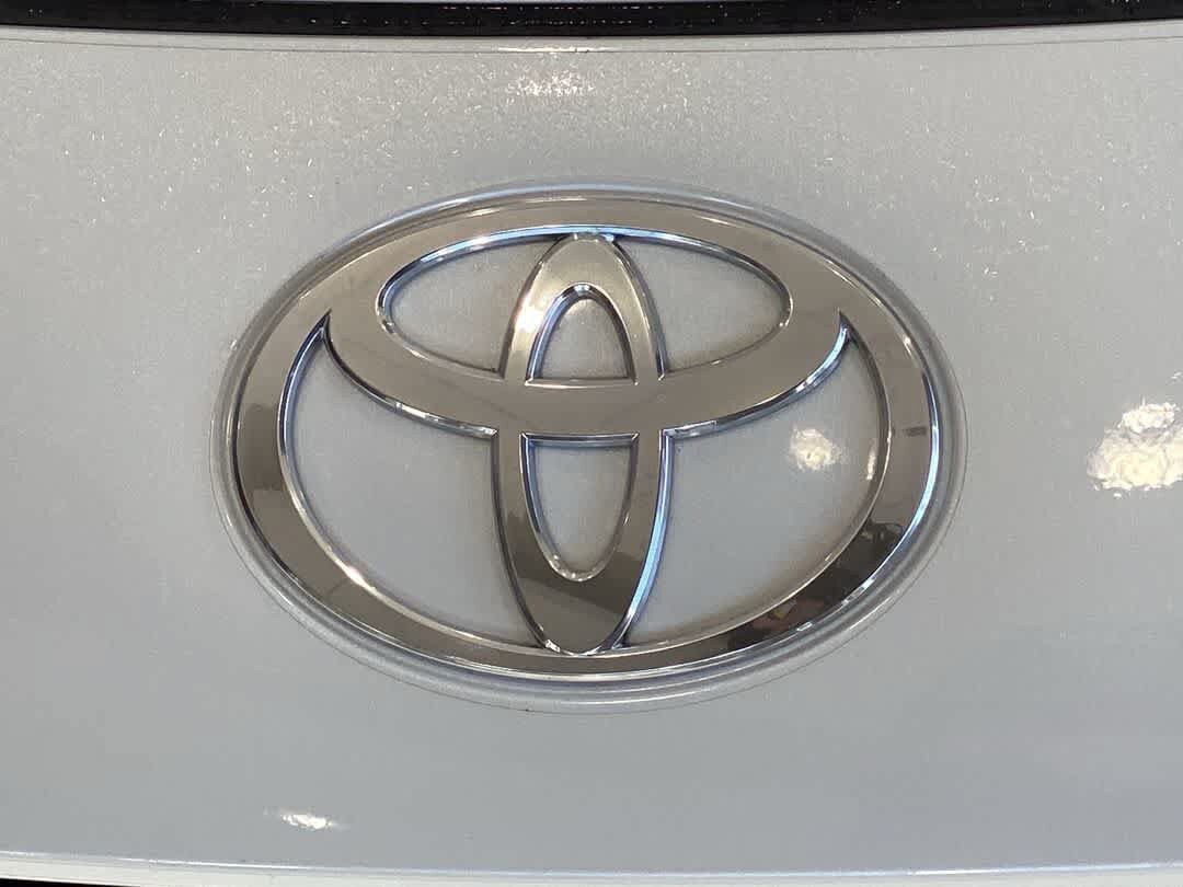 Used 2024 Toyota Prius LE AWD/4WD image 10