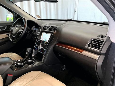 Used 2017 Ford Explorer Platinum image 28