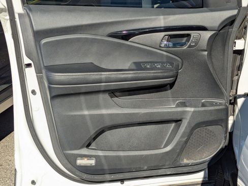 Used 2020 Honda Pilot Touring image 11