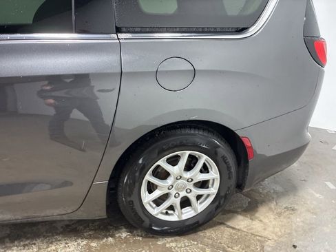 Used 2017 Chrysler Pacifica LX image 5