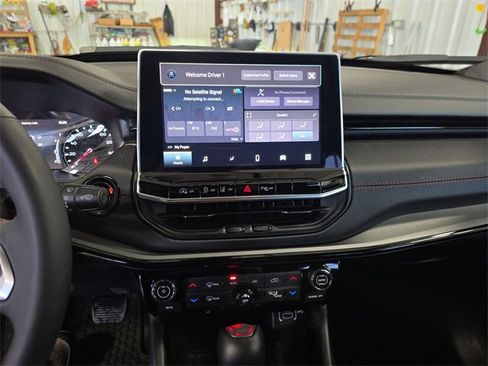 Used 2025 Jeep Compass Trailhawk w/ Trailhawk Convenience Group image 22