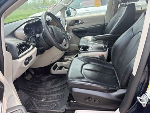 Used 2022 Chrysler Pacifica Touring-L FWD image 4