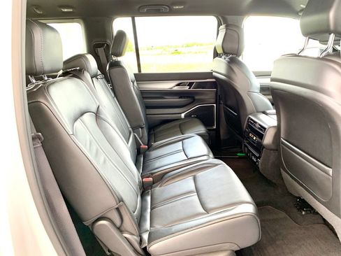 Used 2025 Jeep Wagoneer Series II w/ 8-Passenger Seating Package AWD/4WD image 29