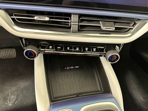 Used 2025 Chevrolet Equinox EV LT w/ Convenience Package II image 22