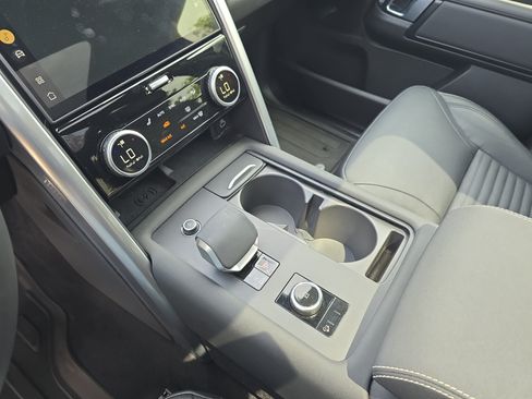 Certified 2025 Land Rover Discovery Dynamic SE AWD/4WD image 26