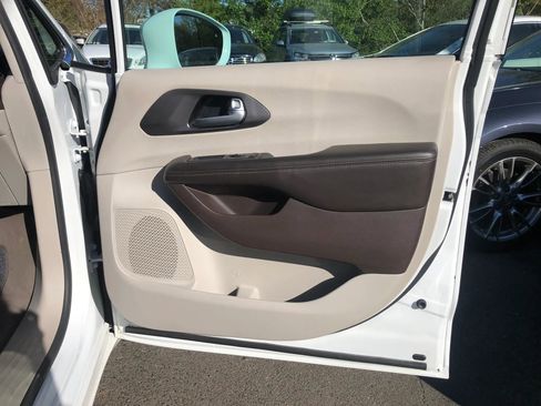 Used 2017 Chrysler Pacifica Touring-L image 24