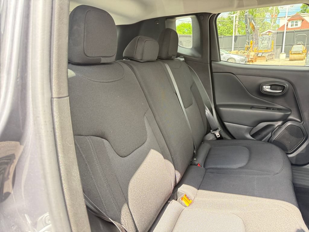 Used 2023 Jeep Renegade Latitude AWD/4WD image 21