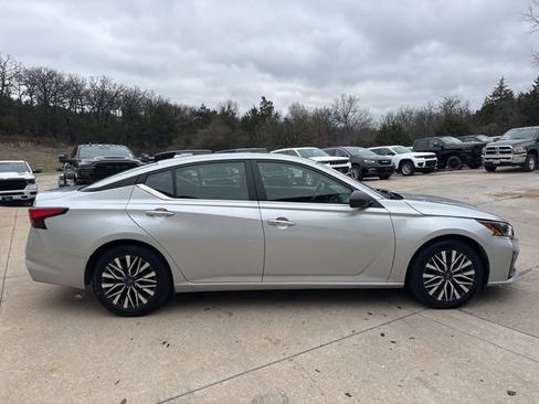 Used 2024 Nissan Altima 2.5 SV image 6