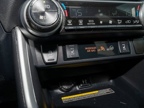 Used 2019 Toyota RAV4 XLE Premium image 17