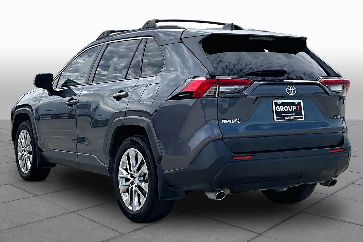 Used 2019 Toyota RAV4 XLE Premium FWD image 12